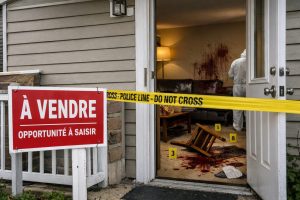 Maison en vente marquée par un passé de mort violente, illustration réaliste des précautions à prendre avant une transaction immobilière